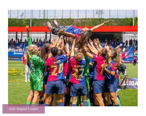 奥娜巴特列在巴萨女足边路攻防中展现全能实力成为不可或缺核心